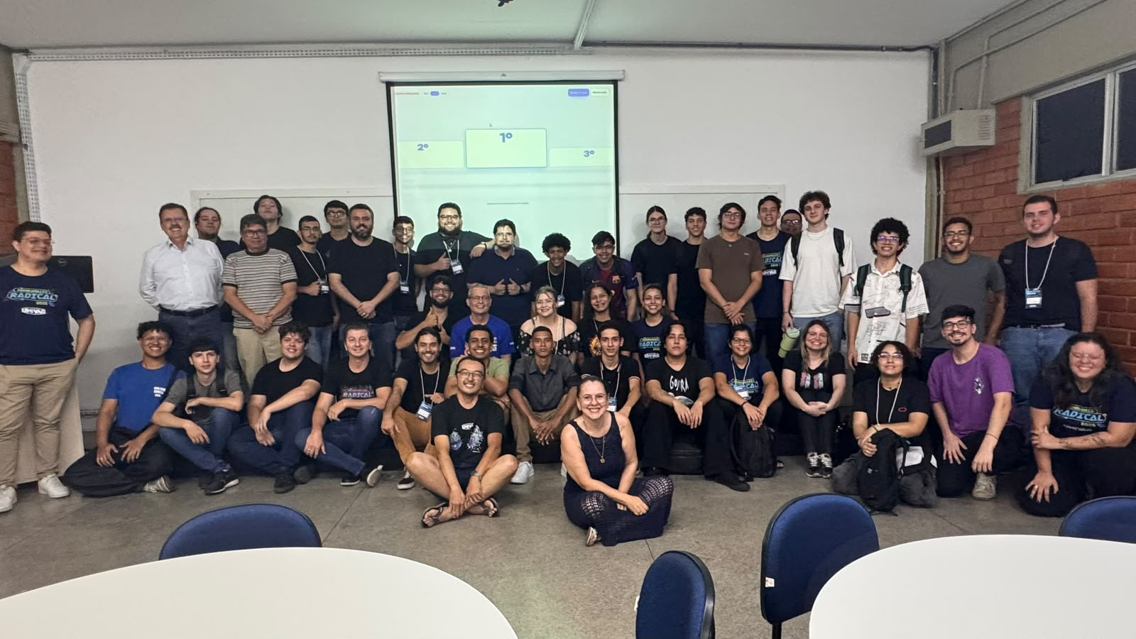 Participantes, mentores e organização reunidos no encerramento do DATAHack UNIVAG 2026